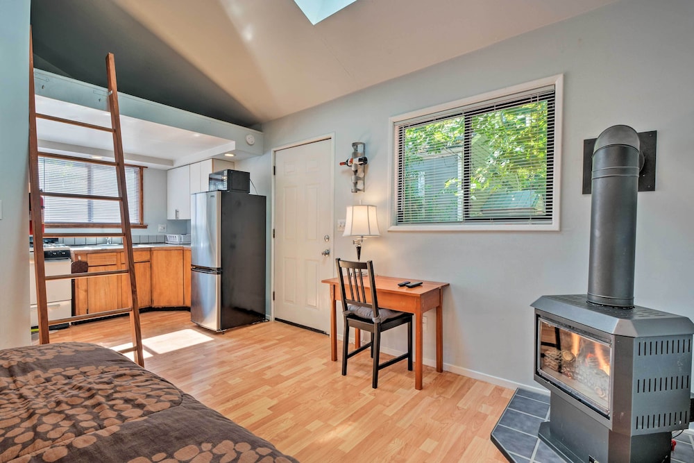 Ashland Vacations - Warm Inviting Ashland Cottage < Half-mile to SOU - Property Image 15