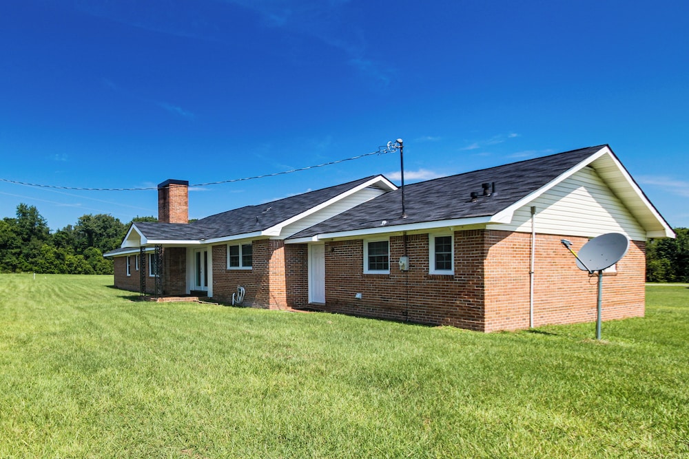 Group-friendly Home w/ Game Room in Albany!