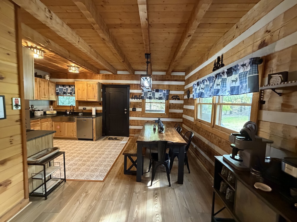 Boujee Bear Cabin With Hot Tub & Putting Green 2 Bedroom Cabin