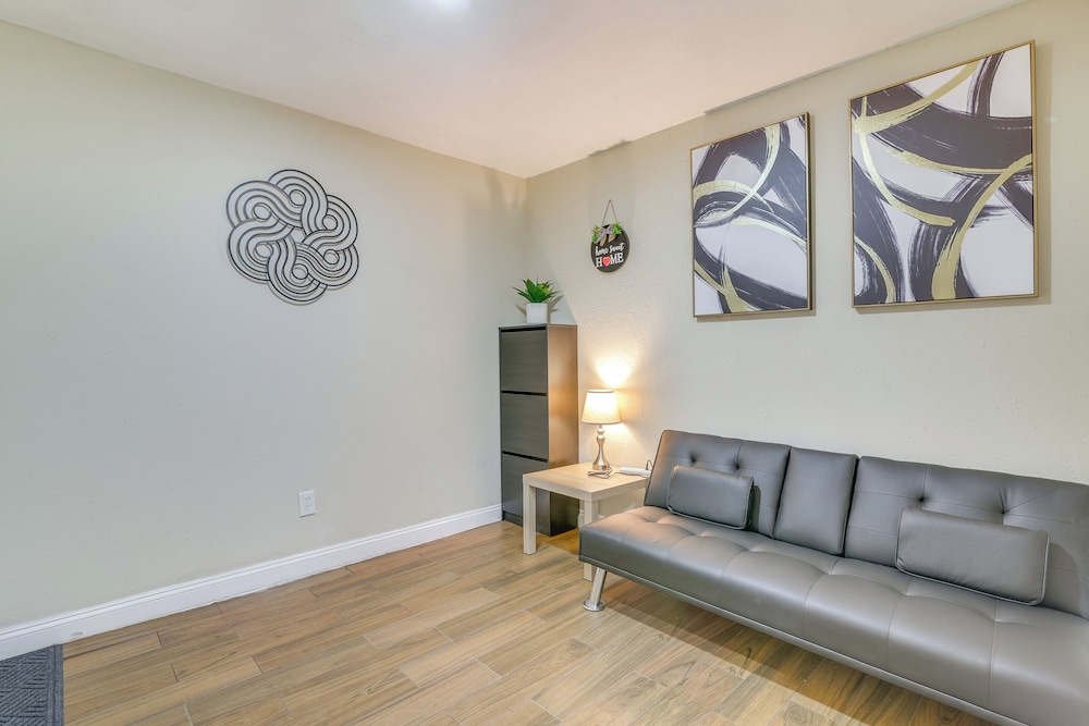 4 Mi to NRG Stadium: Quiet Home w/ Fenced Yard!