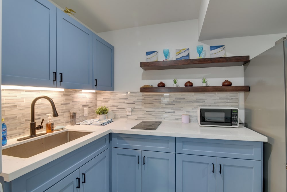 3 Mi to Bolivar Beach: Quiet Condo w/ Balcony