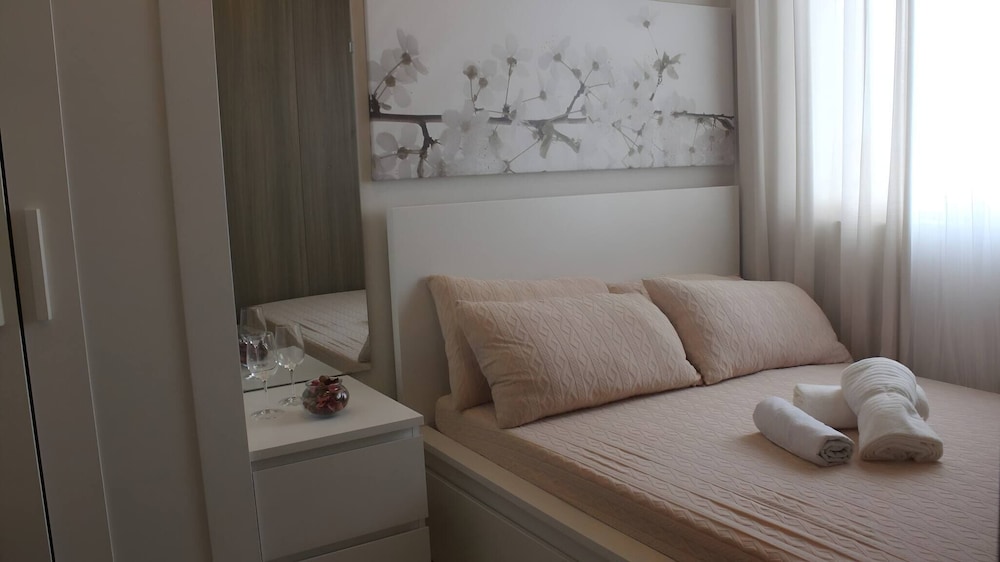 Luxury Bay Condo Near MOA With Balcony Free Wi-fi