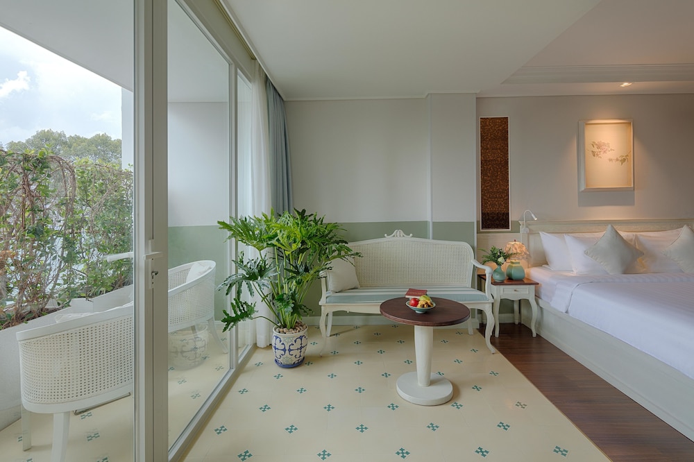 Au Lac Charner Hotel 84