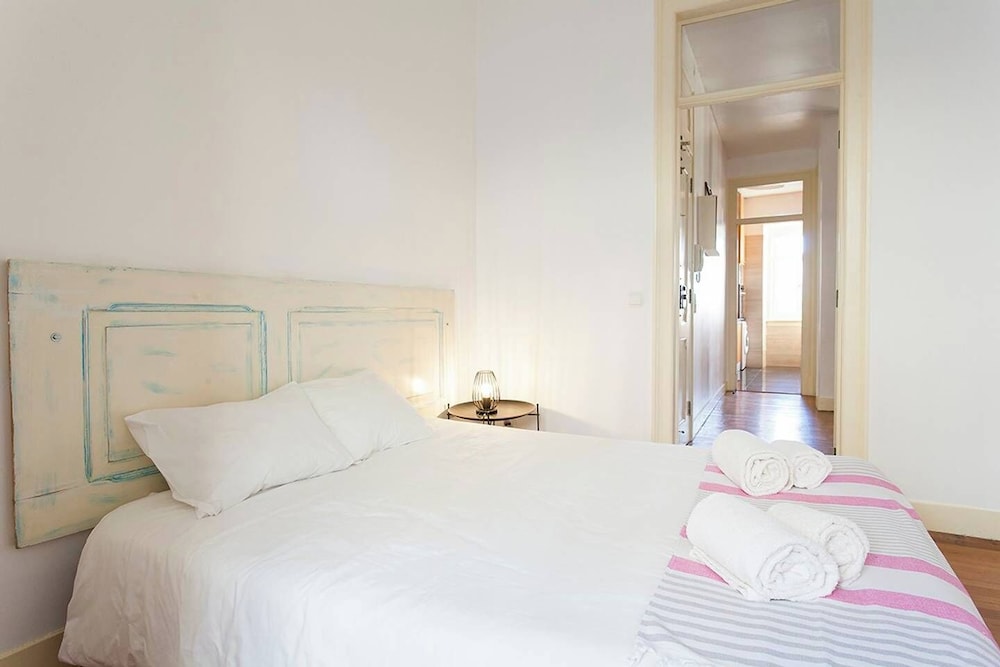 JOIVY Marvelous 3-bed home w/astonishing view&terrace, nearby St George Castle view 4