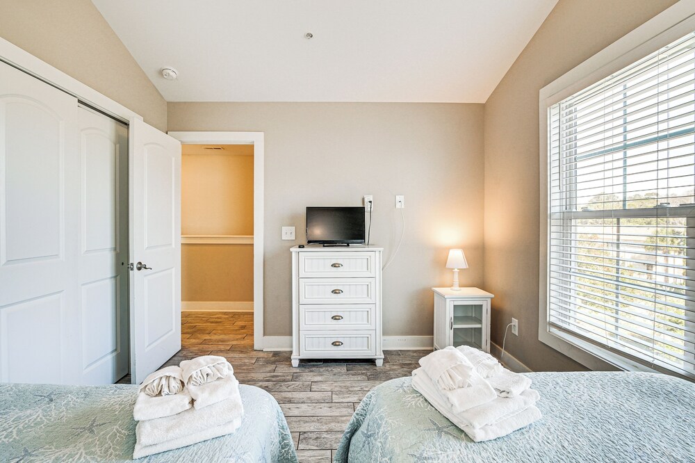 Walk to Shore: Myrtle Beach Home w/ Pool Access!
