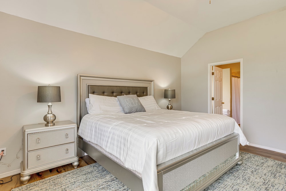< 1 Mi to Oak Tree National: Cozy Getaway!