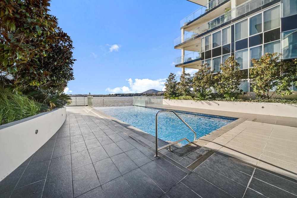 Canberra Lakefront 2-bed With Pool,