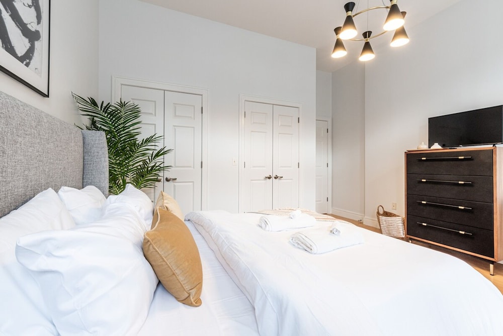 Cypress Court I by Rove Travel 2BR Harlem Apt