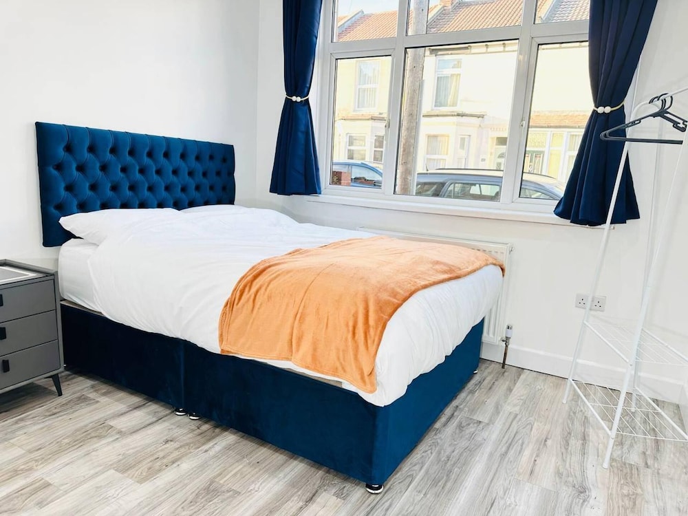 Southsea 5-bed Seaside Retreat- Sleeps 11 & Garden