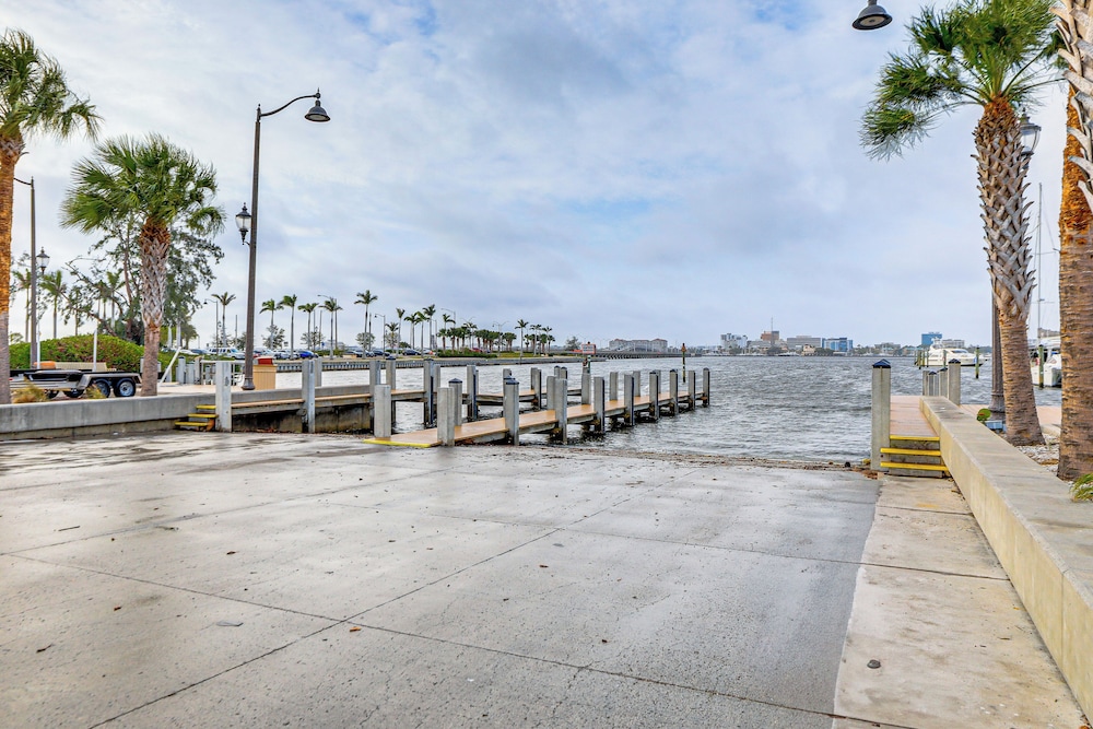Manatee River Views: Palmetto Paradise w/ Fire Pit
