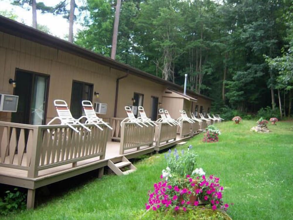 Tall Pines Motel