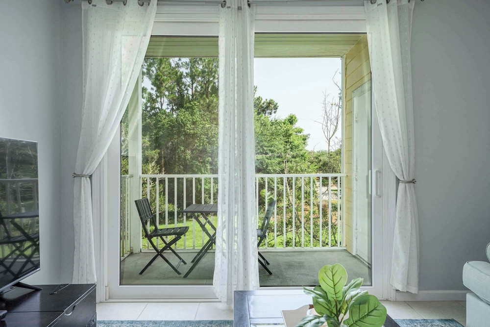 Sunshine & Whiskey Condo for 6 With Resort Amenities Near Grand Boulevard