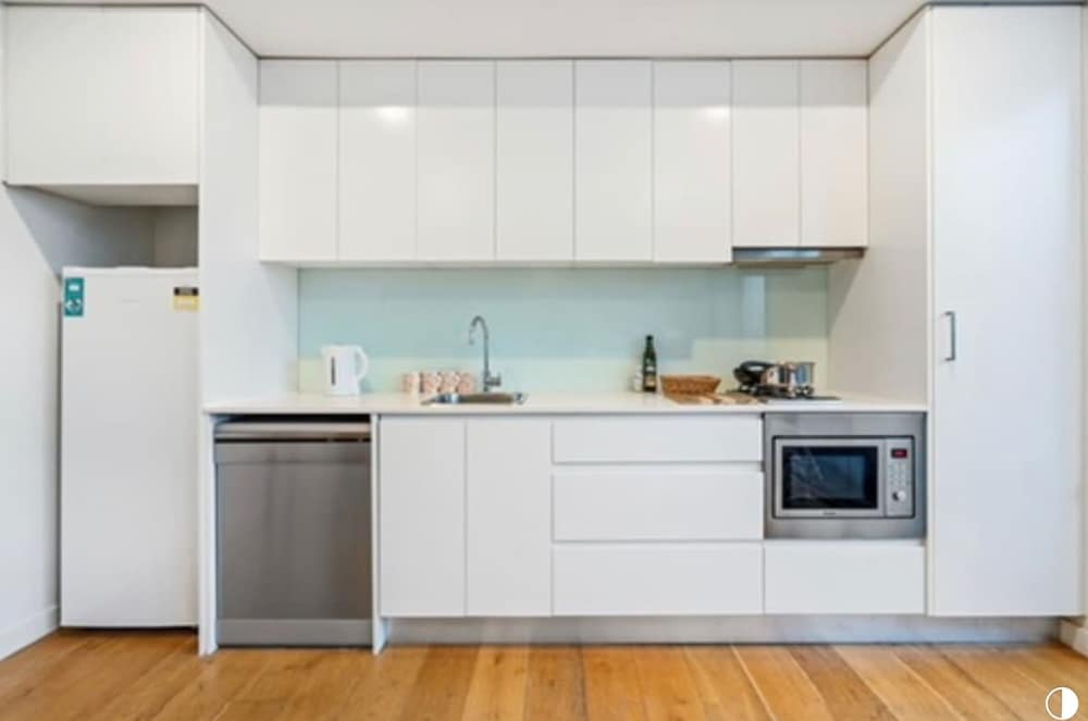 Central Stylish 1 Bedroom With Balcony and Air-con