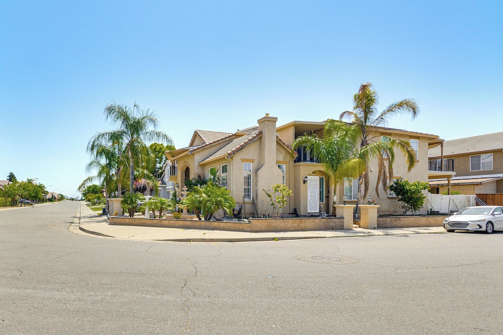 Golf, Fish & More: Cozy Safari Unit in Atwater!