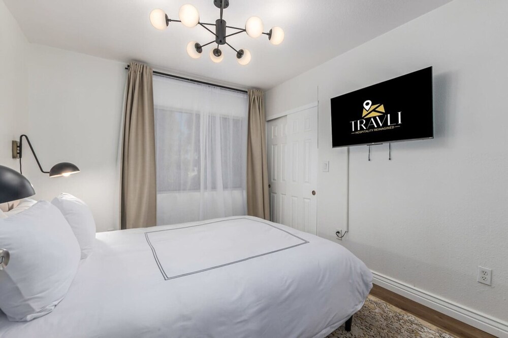 8BR Villa Heated Pool Putt Grn Billiards Sleeps 18