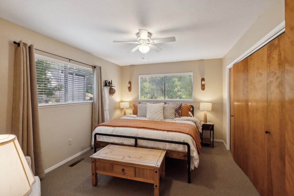 Whispering Pines Retreat 5 Bedroom Home by Yosemite Region Resorts