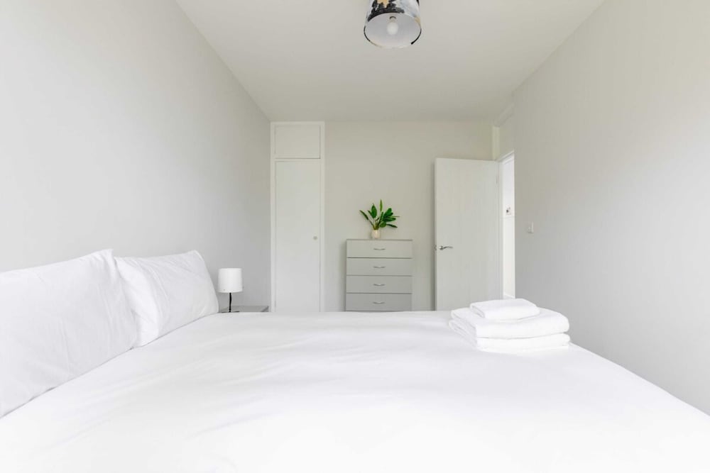Newly Renovated 3BD Home, Islington!
