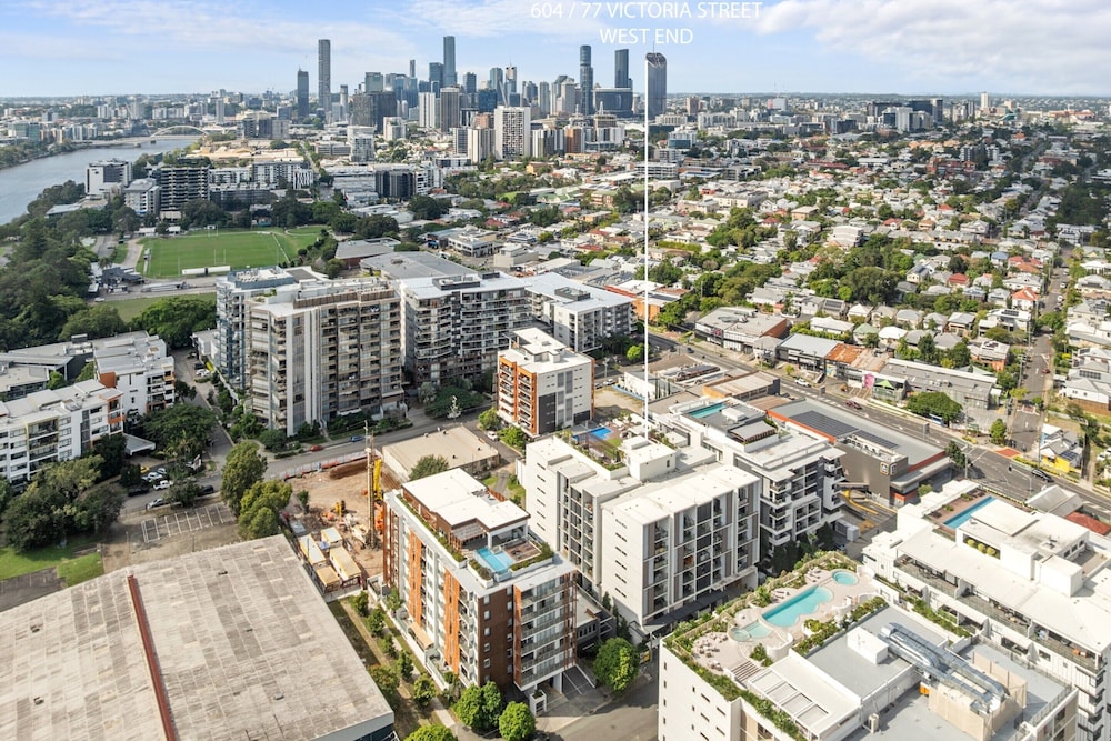 Stylish West End Stay With Rooftop Pool & BBQ