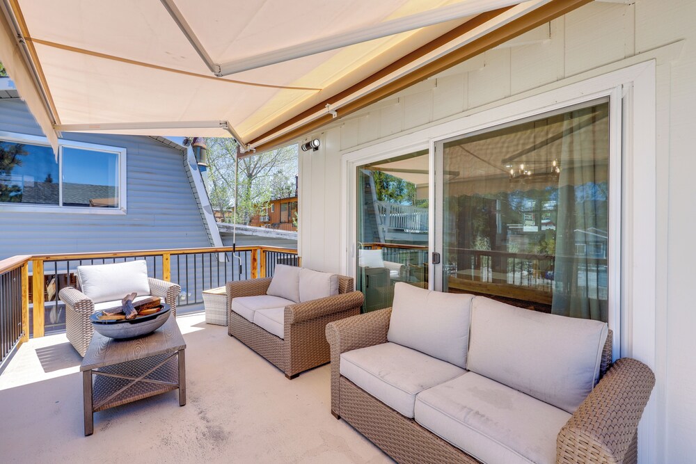 Walk to The Village Shops/eats: Big Bear Lake Home
