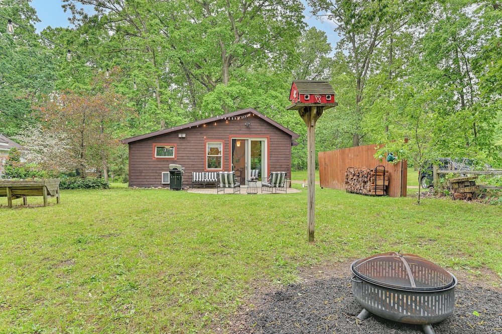 Walk to Kelsey Lake: Cassopolis Home w/ Yard!