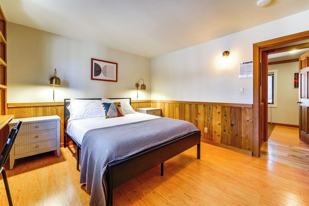 6 Mi to Ski Slopes! Family Tahoe Cabin w/ 3 Decks