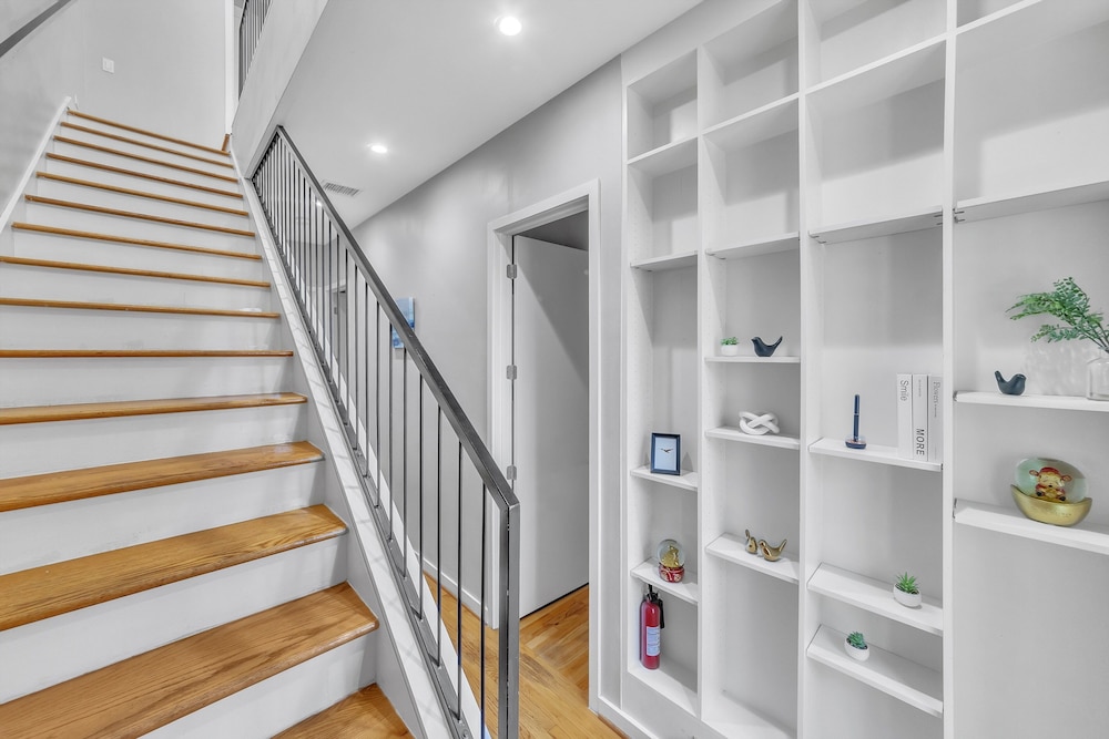Modern Comfort In The Heart Of Museum District 3 Bedroom Townhouse