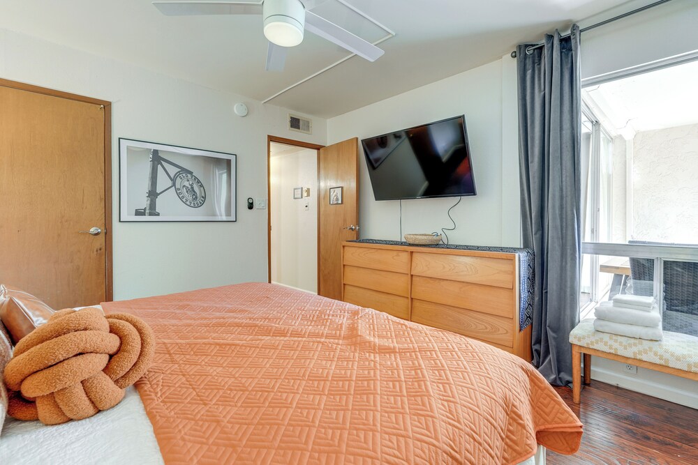 < 1 Mi to Old Town: Scottsdale Condo w/ Balcony