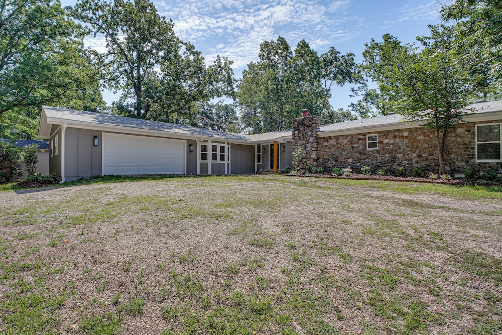 Lake Hamilton Views: Hot Springs Family Home!