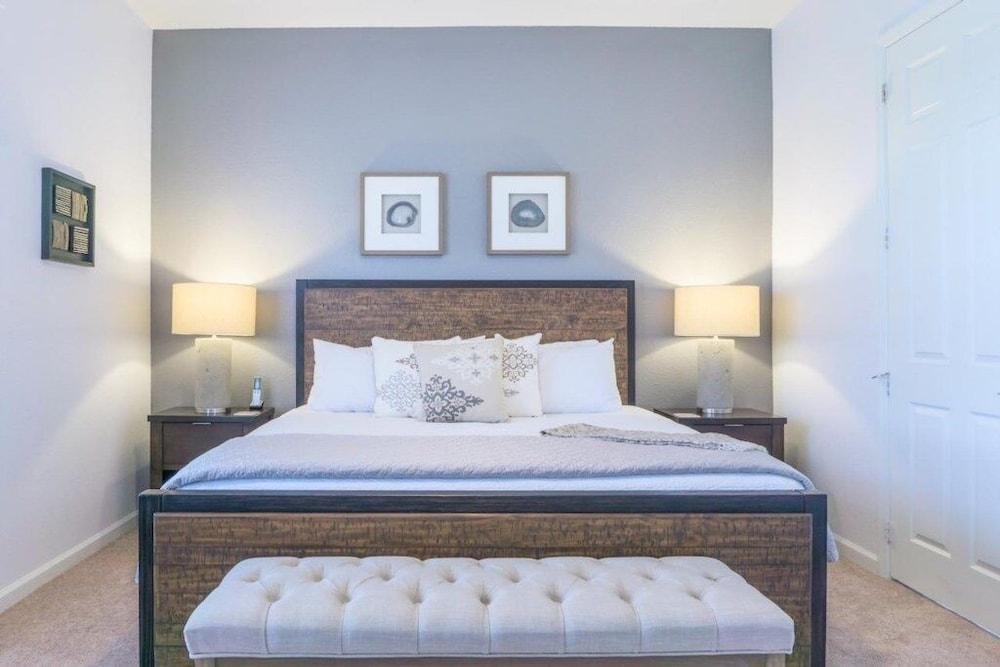 Lakeview Penthouse Elegance 3 Bedroom Condo by RedAwning