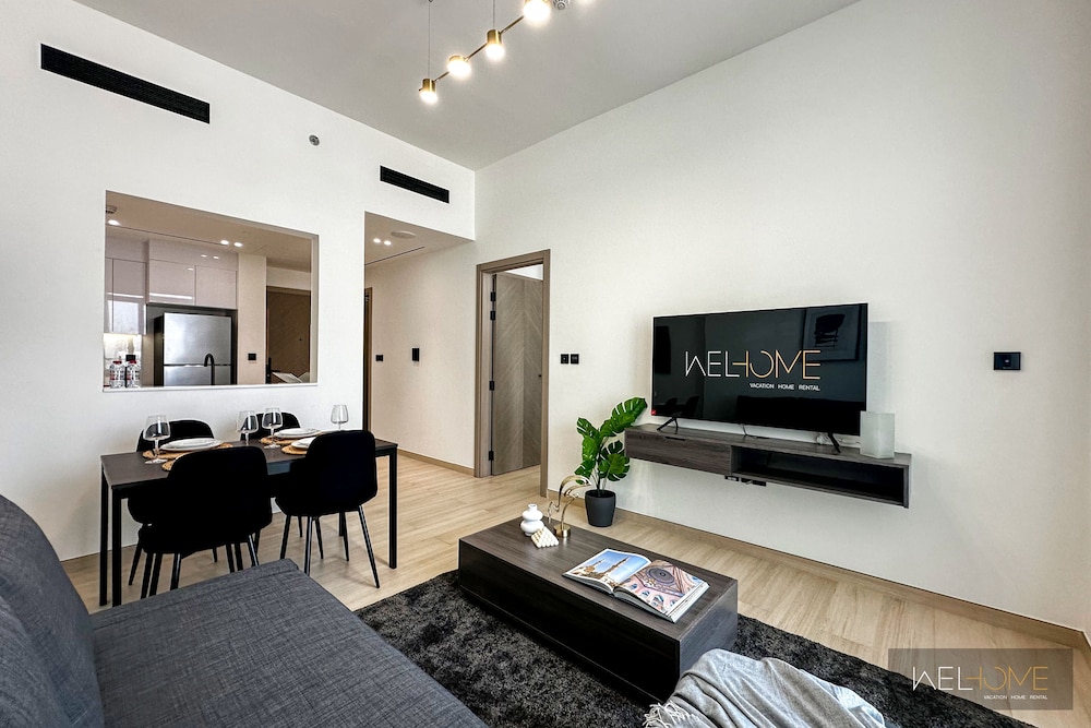 WelHome - Dubai Delight: Luxe Living 1BR at Binghatti Luna