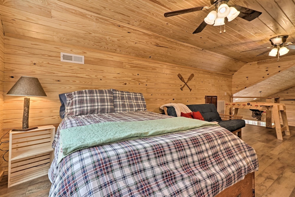 Peaceful Family Cabin on 10 Acres w/ Game Room! view 4