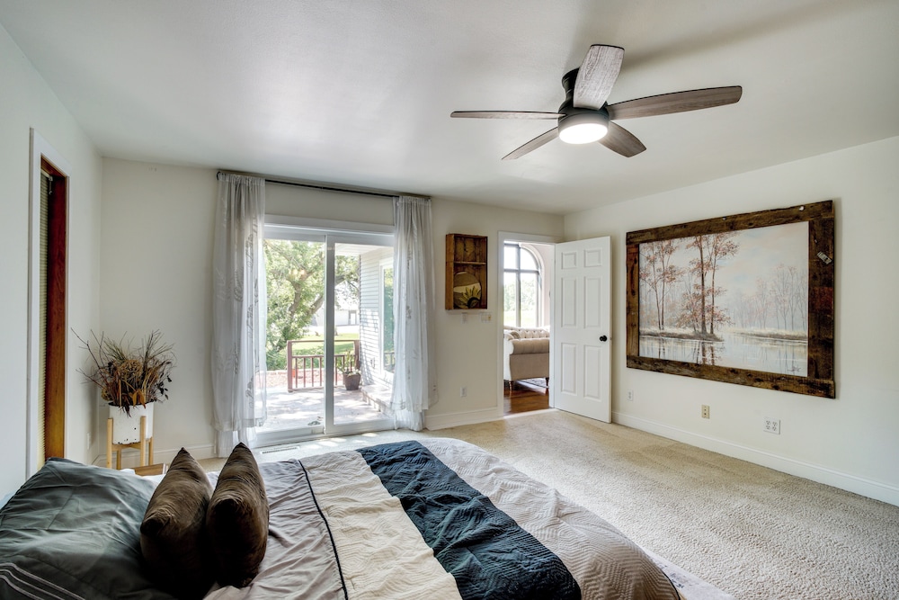 Spacious Family Villa w/ Decks in Chilton!