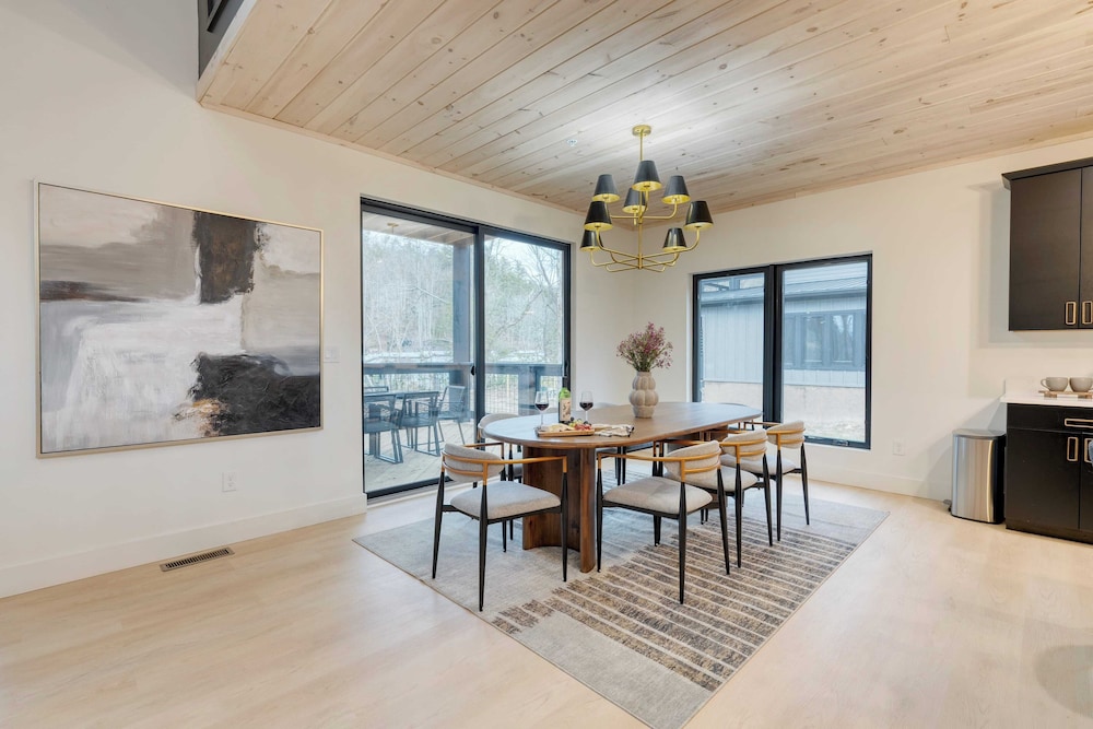 Kings Crown by Avantstay Indoor Pool, Hot Tub, Firepit, Theater All-season Retreat