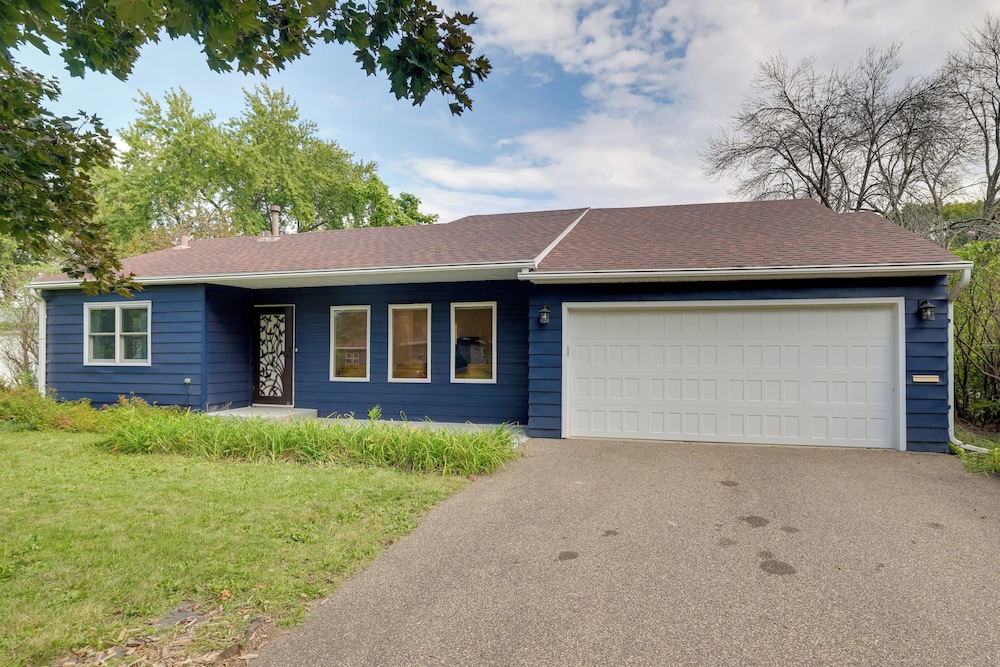 Home 8 Mi to Dtwn Minneapolis! Pet-friendly Yard