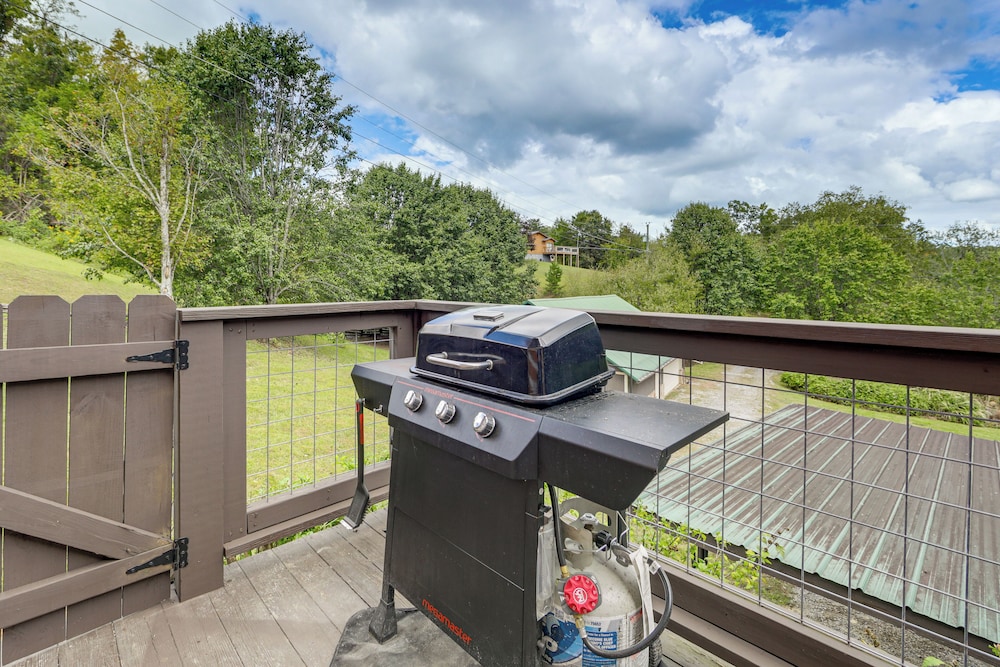 Mins to Dollywood: Boujee Bear Cabin w/ Hot Tub!