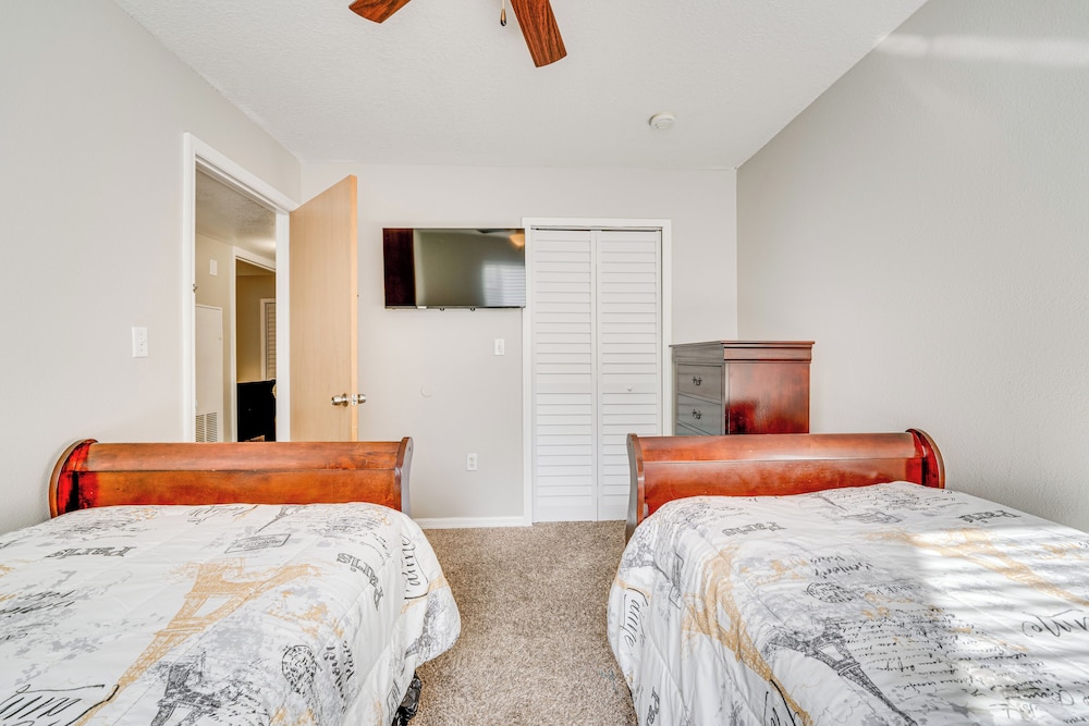7 Mi to Disney: Condo w/ Pool & Hot Tub Access!