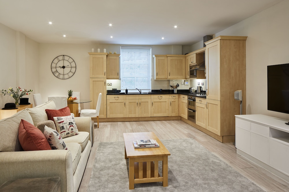 Castle Retreat City Centre Near Train & Parking view 4