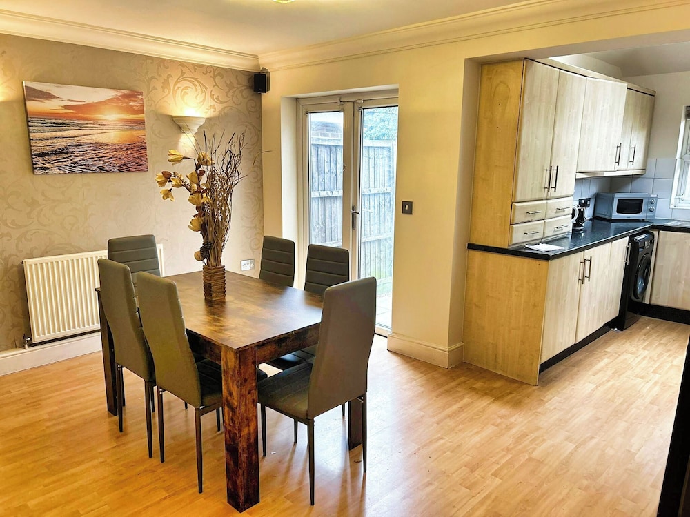 3 Bed Semi - Sleeps 5 - Parking - Pets - Garden
