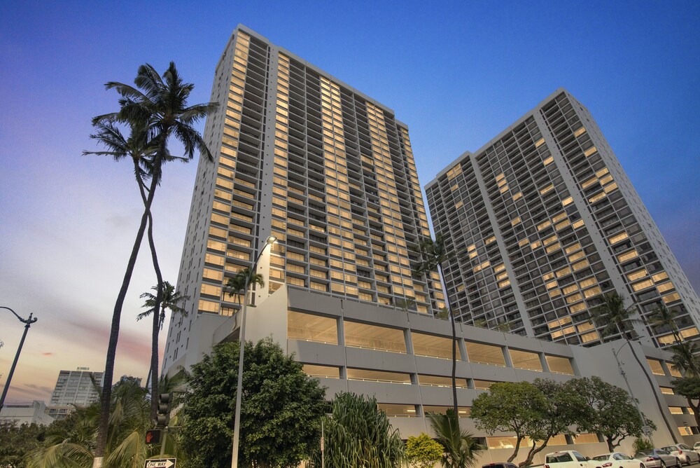 Deluxe Ocean View Condo on 31st Floor - Free Parking & Wifi! by Koko Resort Vacation Rentals