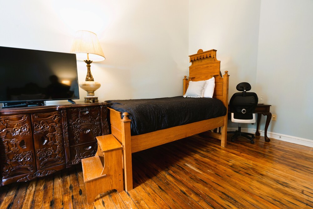 Oak Tree Hotel