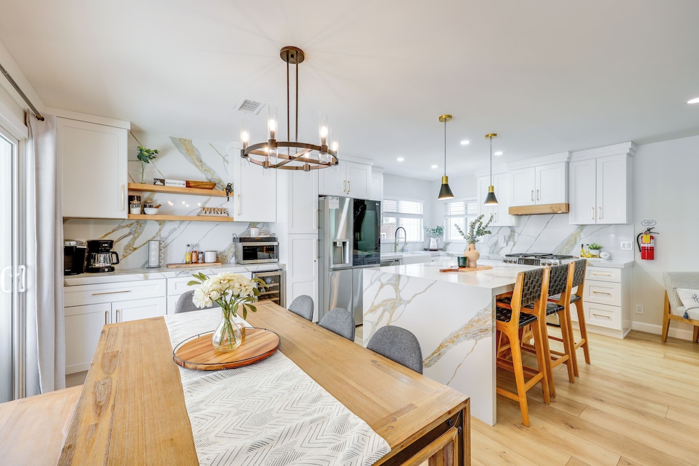 Walk to The Village Shops/eats: Big Bear Lake Home