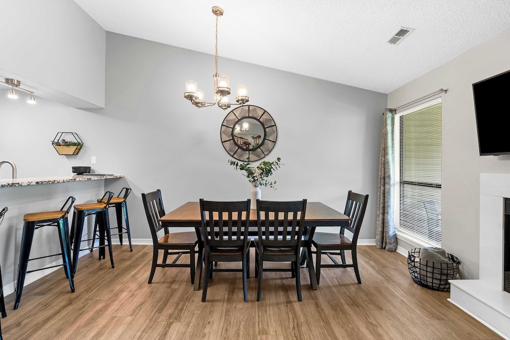 Quittin' Time Stay for 6 With Golf Course Views & Resort Amenities