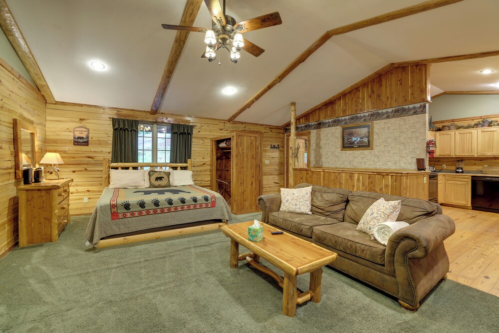 4 Mi to Marina: Cozy Log Cabin in Eureka Springs!