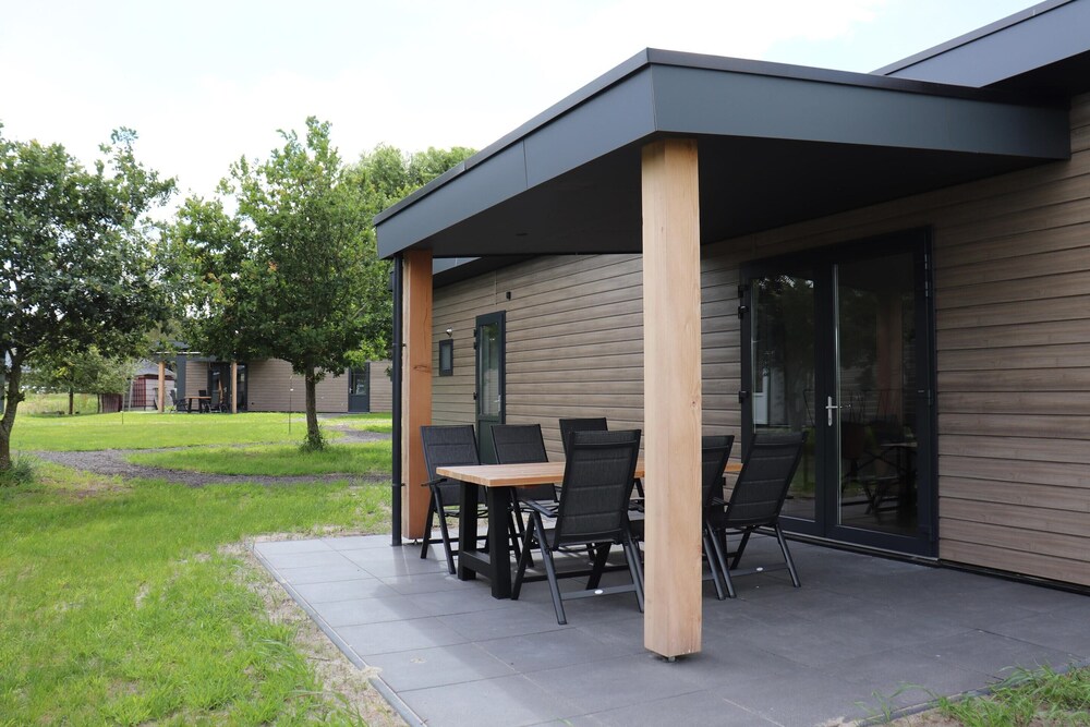 Spacious Chalet in a Rural Location Near Giethoorn
