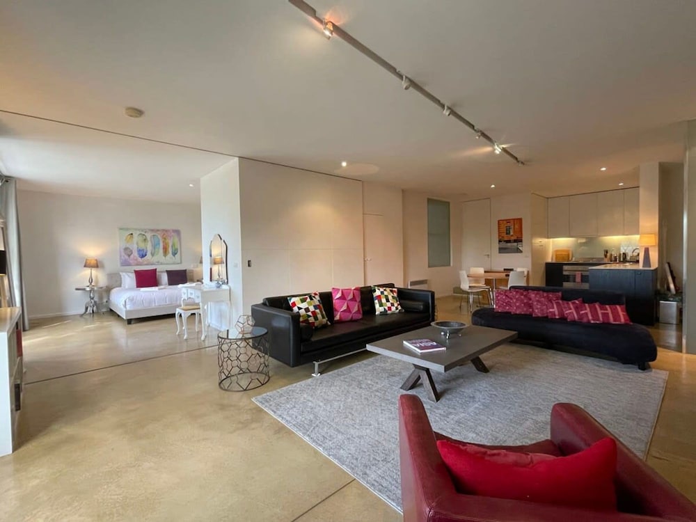 Spacious St Kilda Escape - Parking and City Views - Image 4