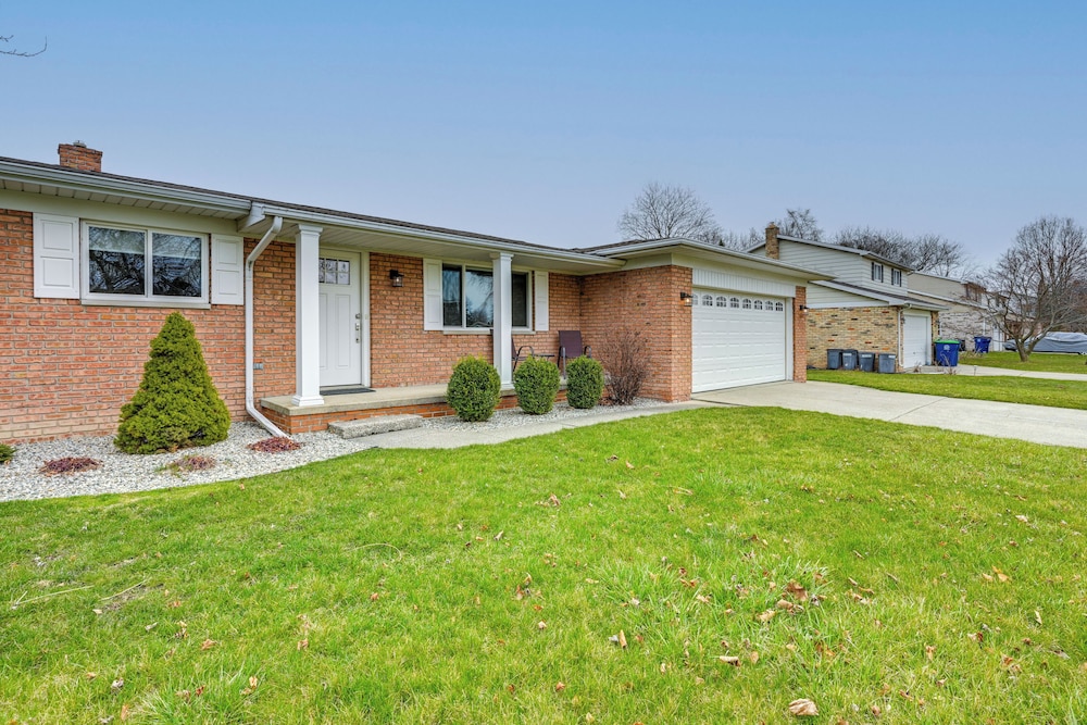 3 Mi to Dtwn Saginaw: Spacious & Updated Home!