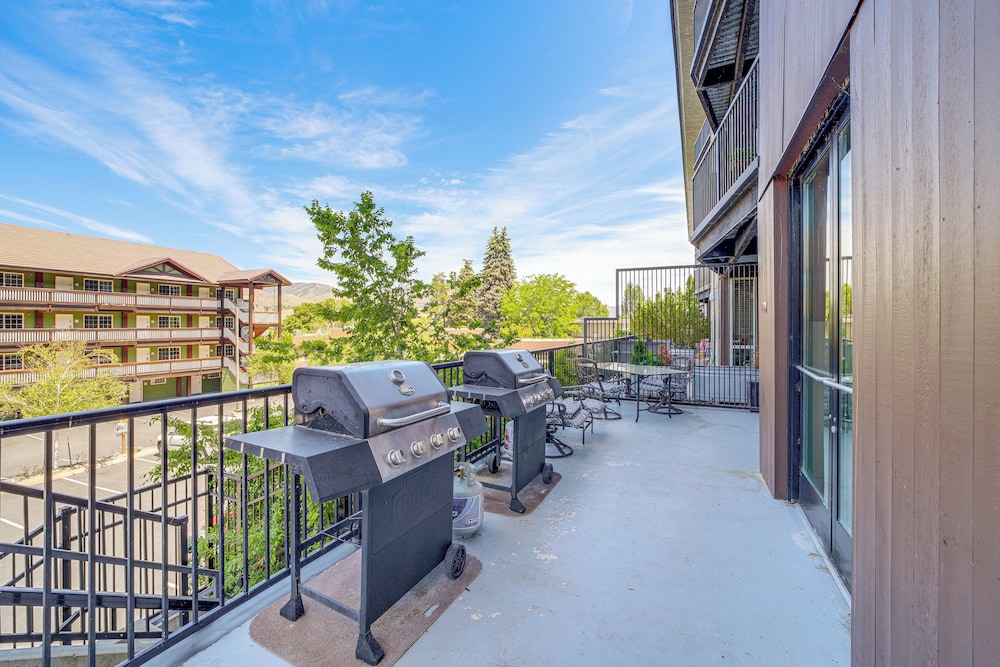 Walk to Lake Chelan: Top-level Waterfront Condo