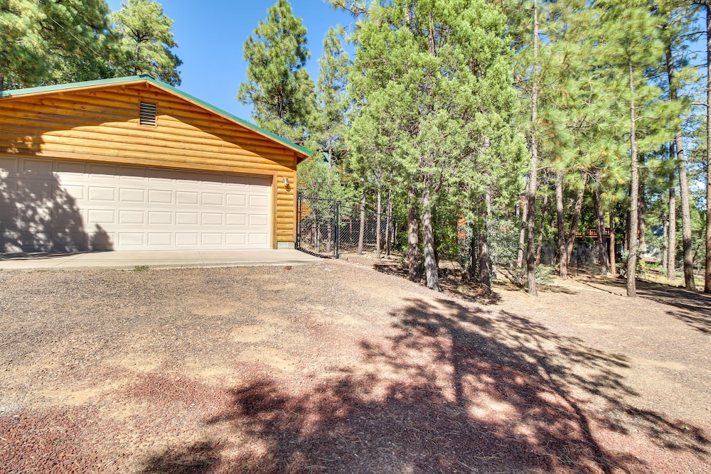 Hot Tub + Decks: Sherwood Forest Cabin