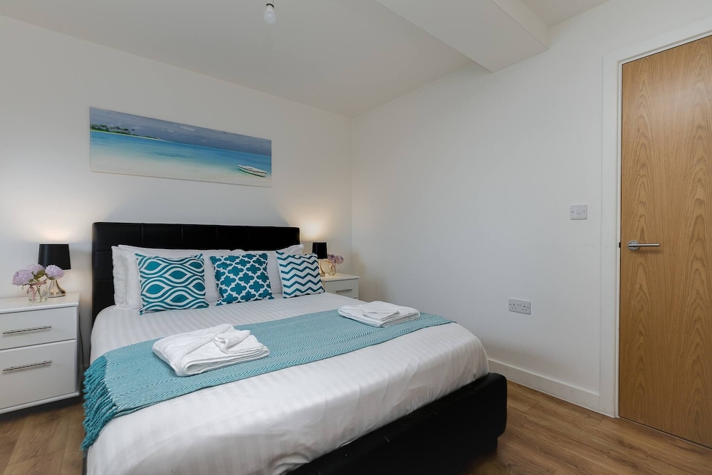 Skyvillion 1bed Enfield Flat W Balcony & Parking view 2