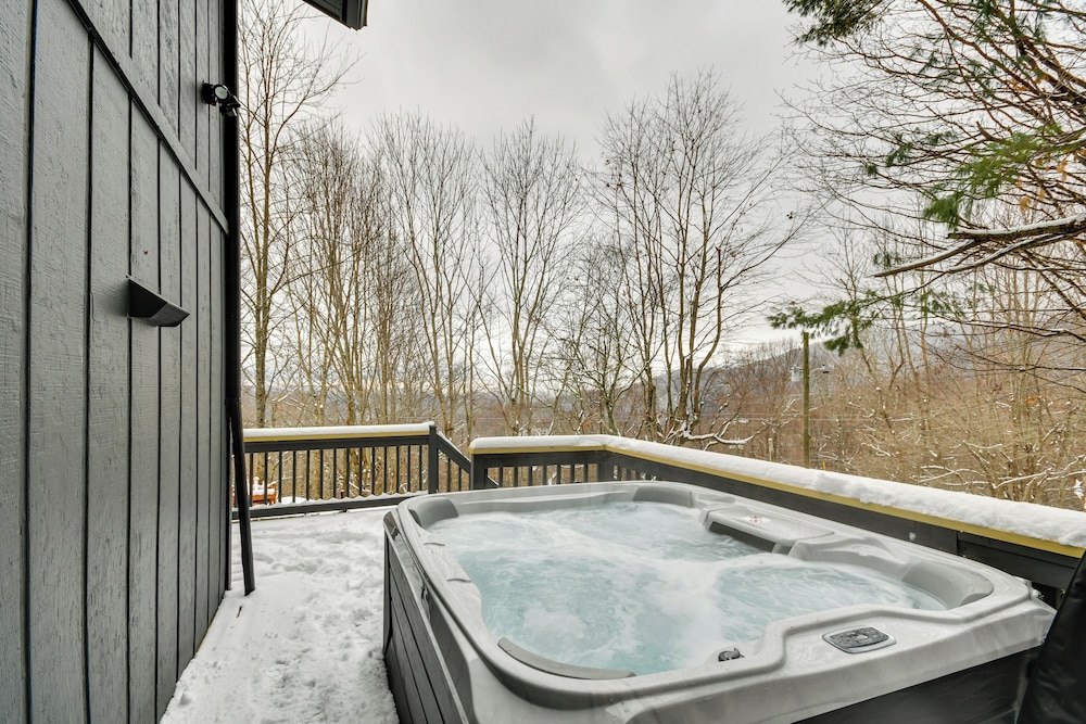 6 Mi to Skiing: Home w/ Hot Tub in Seven Devils!